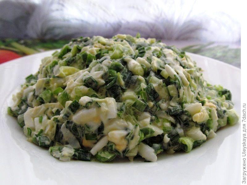 Салат из зеленого лука горошка и яиц и соленых огурцов