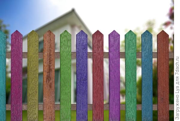 В разные цвета можно раскрасить и традиционный забор