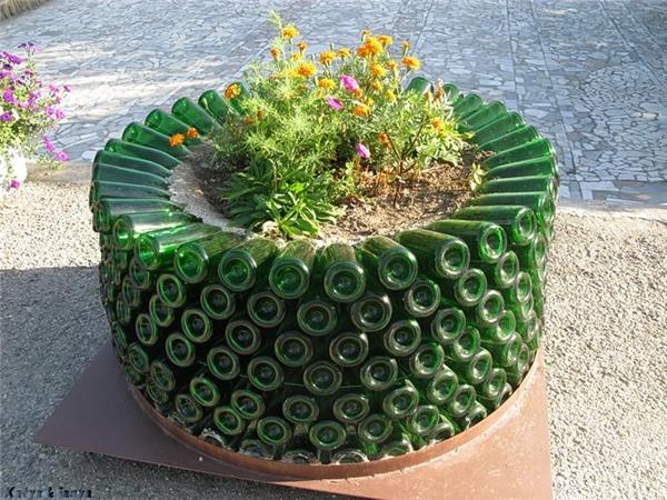 Клумба из бутылок Клумба из бутылок