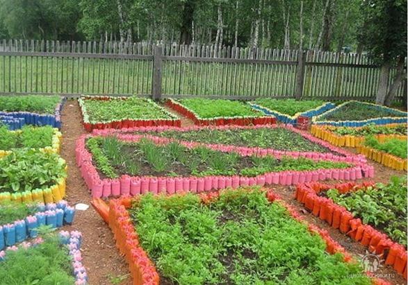 Ограждение для грядок из окрашенных пластиковых бутылок Ограждение для грядок из окрашенных пластиковых бутылок