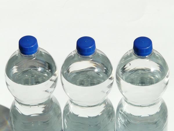 Используем воду, чтобы промыть желудок Используем воду, чтобы промыть желудок