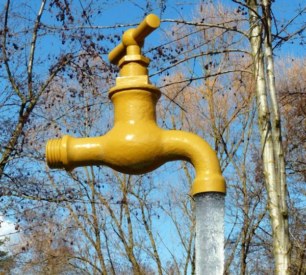 Если воду из труб не слить, зимой она замерзнет Если воду из труб не слить, зимой она замерзнет