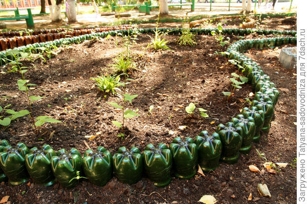 клумба из пластиковых бутылок, фото с сайта 1landscapedesign.ru клумба из пластиковых бутылок, фото с сайта 1landscapedesign.ru