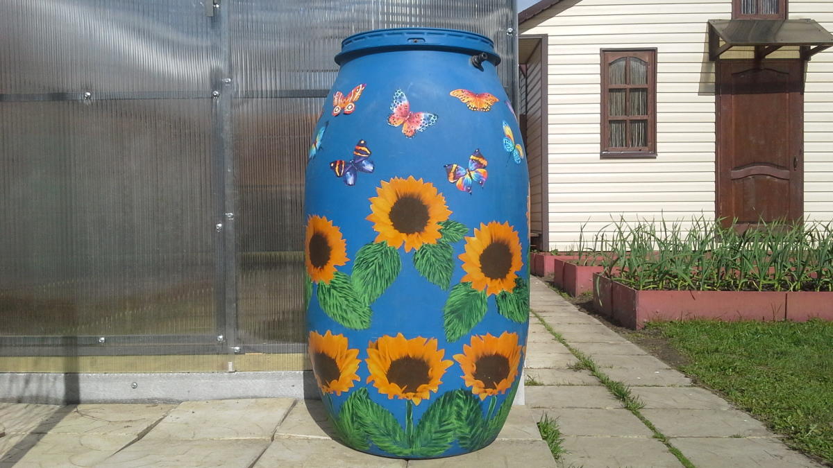 Декор бочки для воды мозаикой