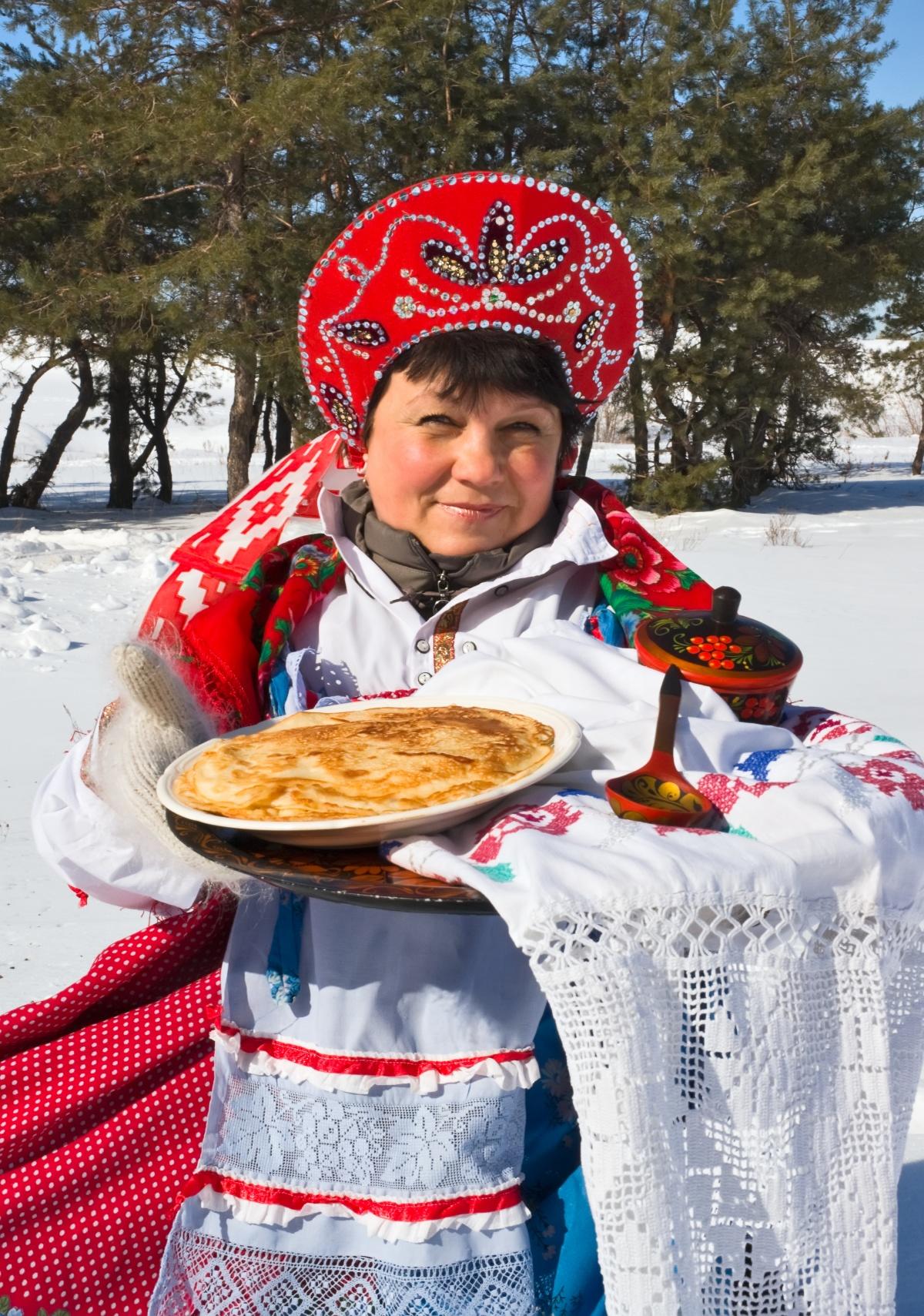 Девушка с блинами на Масленицу