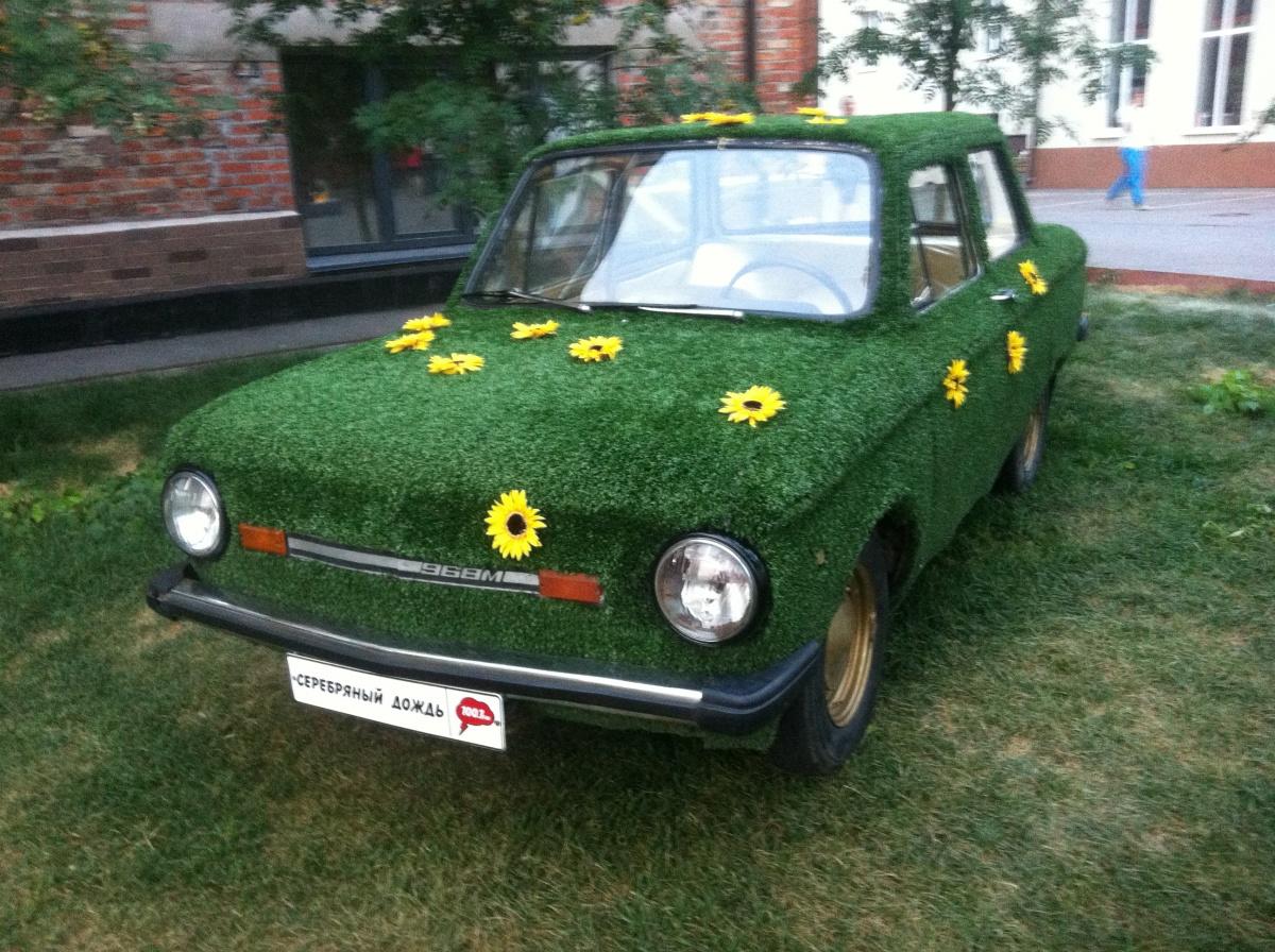 Клумба из автомобиля фото