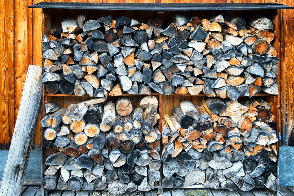 Где лучше всего хранить дрова на дачном участке