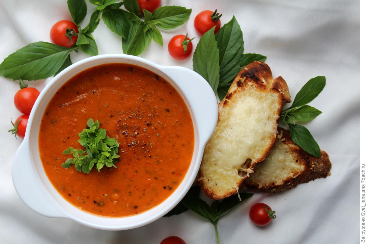 Суп томатный рецепты из свежих. Томатный суп пюре. Базиликовый суп. Крем суп из томатов. Крем суп из баклажанов.