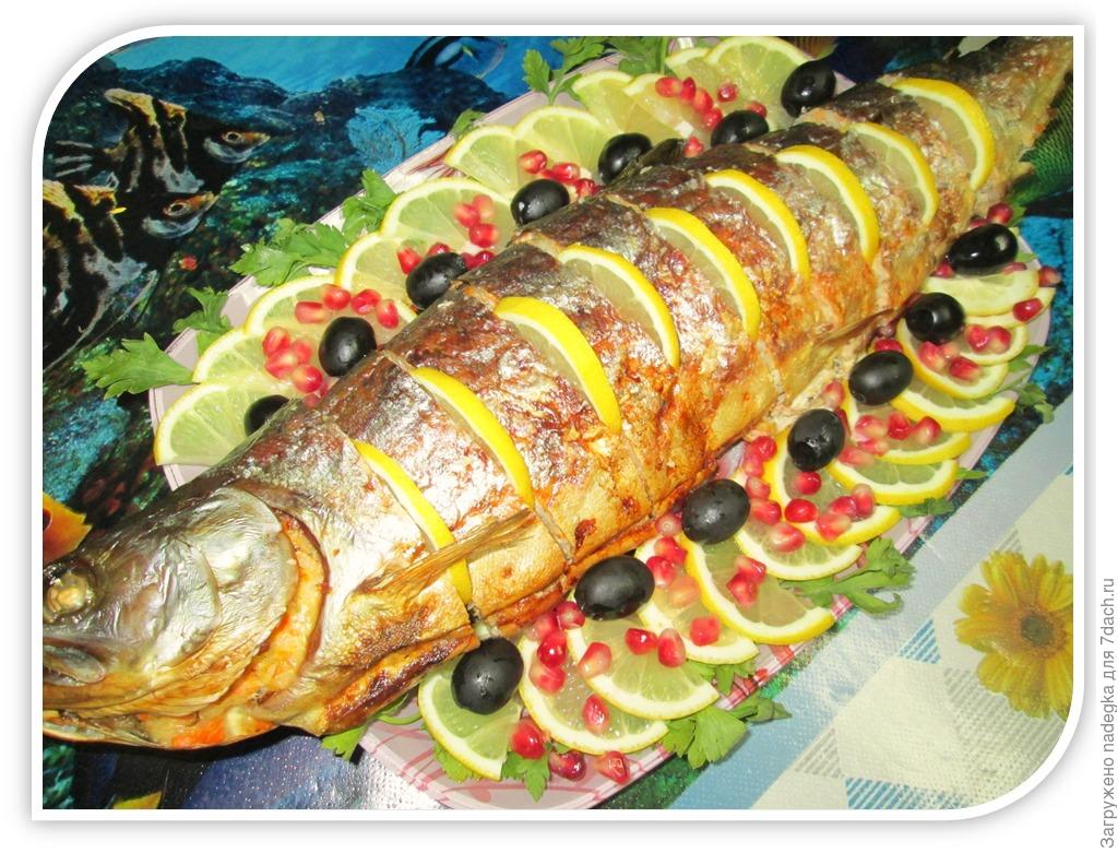 Рецепты запеченной рыбы целиком. Фаршированная рыба горбуша. Горбуша фаршированная запеченная. Рыба фаршированная (Судак, щука). Запеченная горбуша фаршированная грибами.