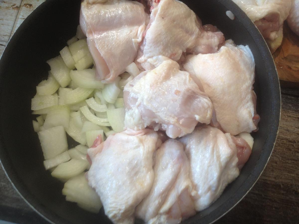 Потушить курицу с луком