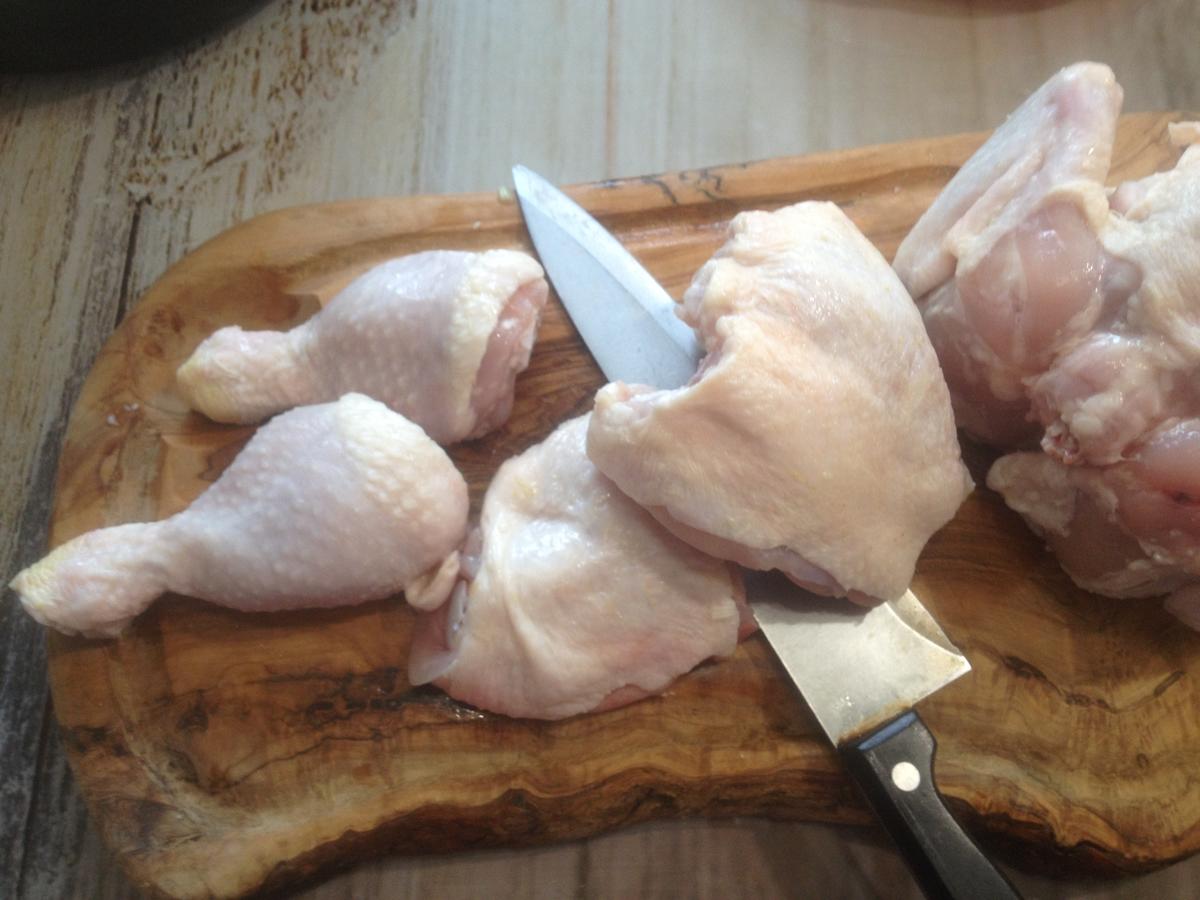 Нарезать курицу на порционные куски