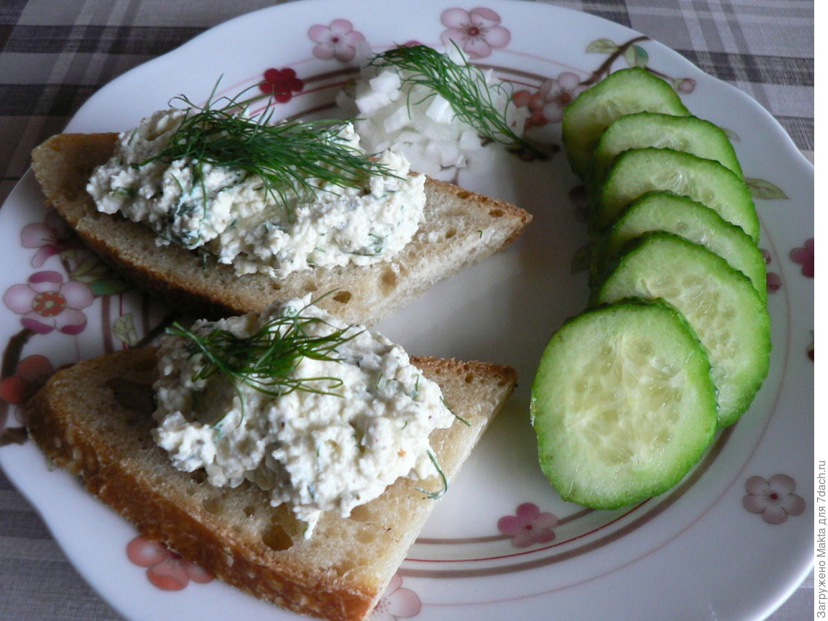 Бутерброд с творогом и зеленью