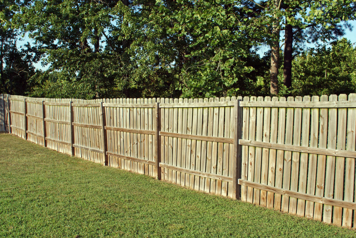 Сделать забор на даче цена. Деревянный забор. Красивый деревянный забор. Забор дачный деревянный. Красивый забор из досок.