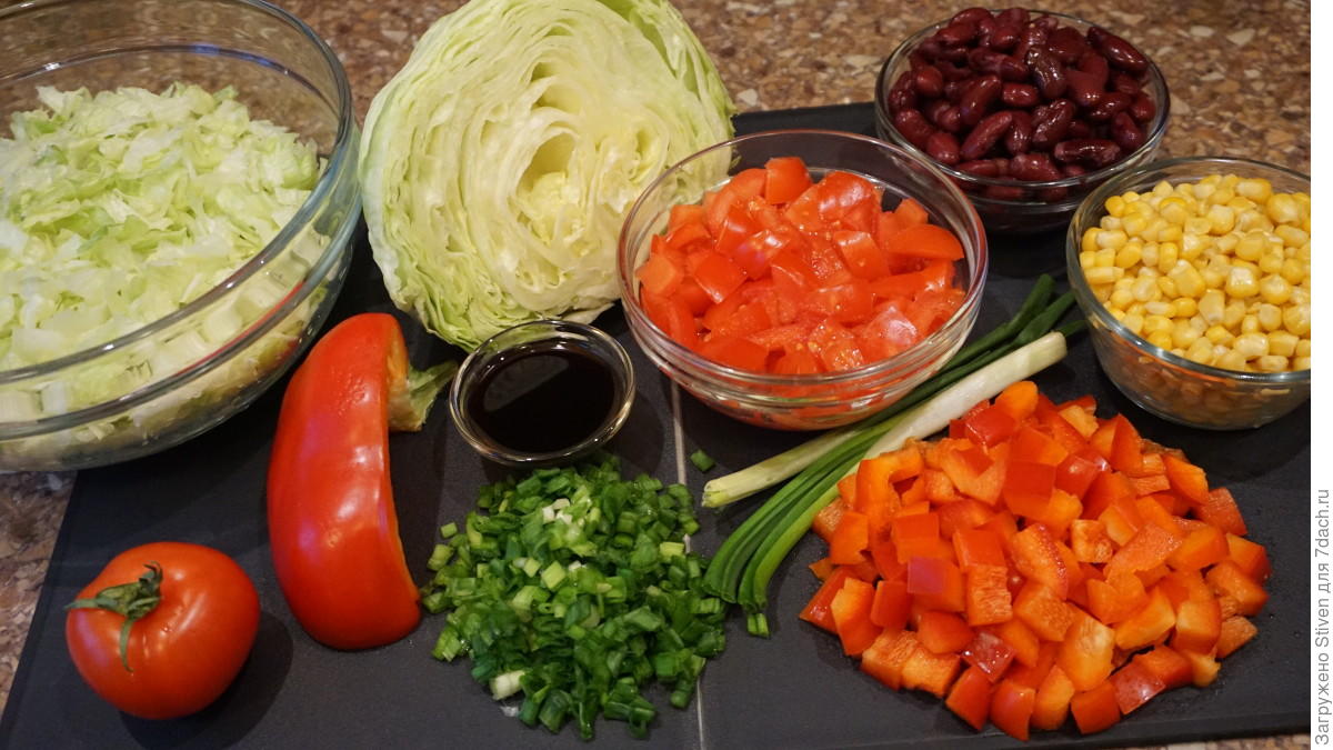 Салат из овощей с соевой заправкой. Салат мозаика. Салат мозаика овощной. Салат мозаика рецепт. Салат «мозаика» на листьях салата.