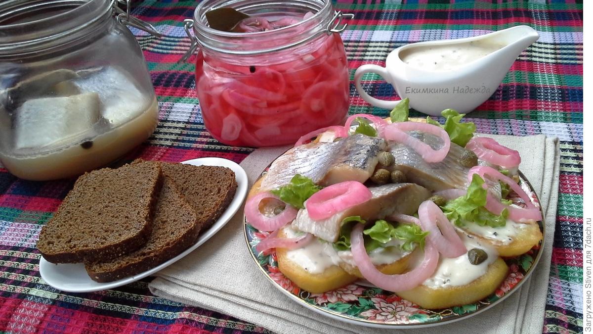 Салат с селедкой, картофелем и красным маринованным луком