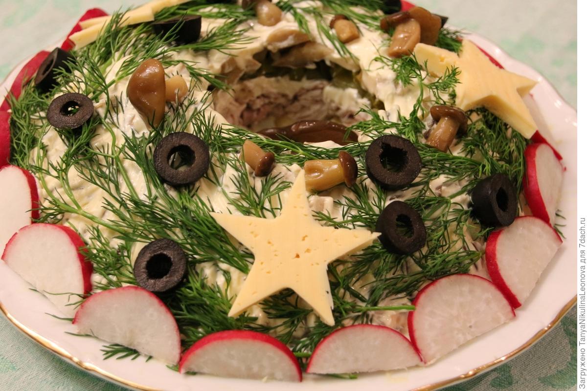 Новогодний салат с грибами маринованными