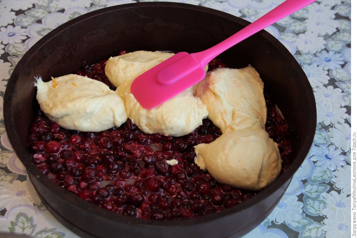 «Перевернутый» пирог с клюквой