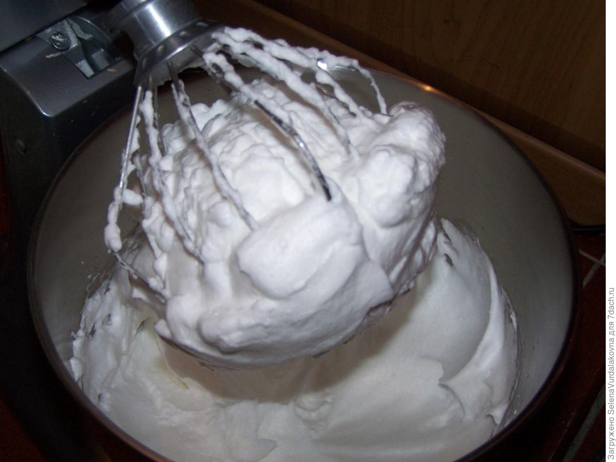 Взбитые белки с сахаром. Как сделать густую пену. Как сделать густую пену. Почему не взбиваются белки с сахаром в густую пену. Как сделать густую пену.