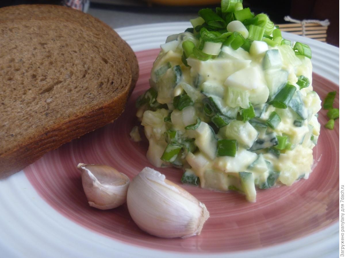 Салат лакомка с сыром и чесноком рецепт