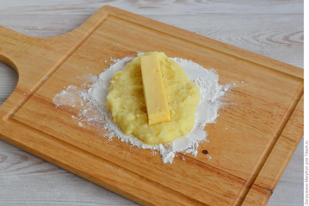 Картофельные пирожки с кабачками и плавленым сыром