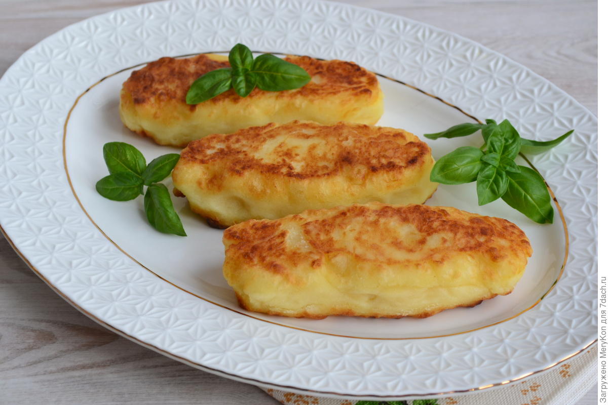 Картофельные пирожки с колбасками и зеленью