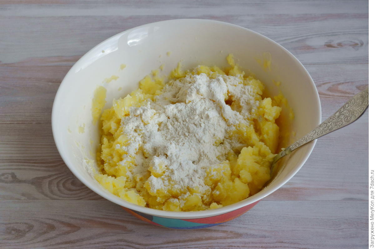 Картофельные пирожки с кабачками и плавленым сыром