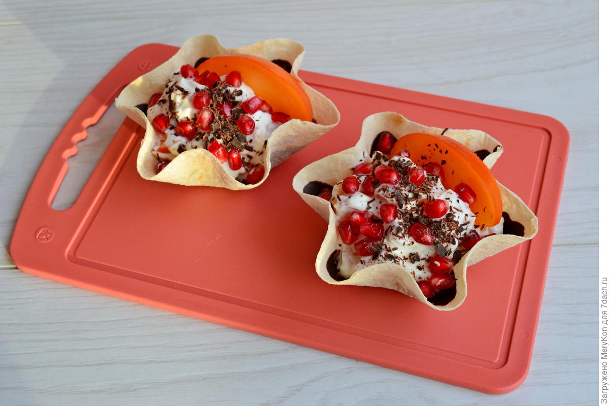 Десерт из творога, хурмы и чернослива