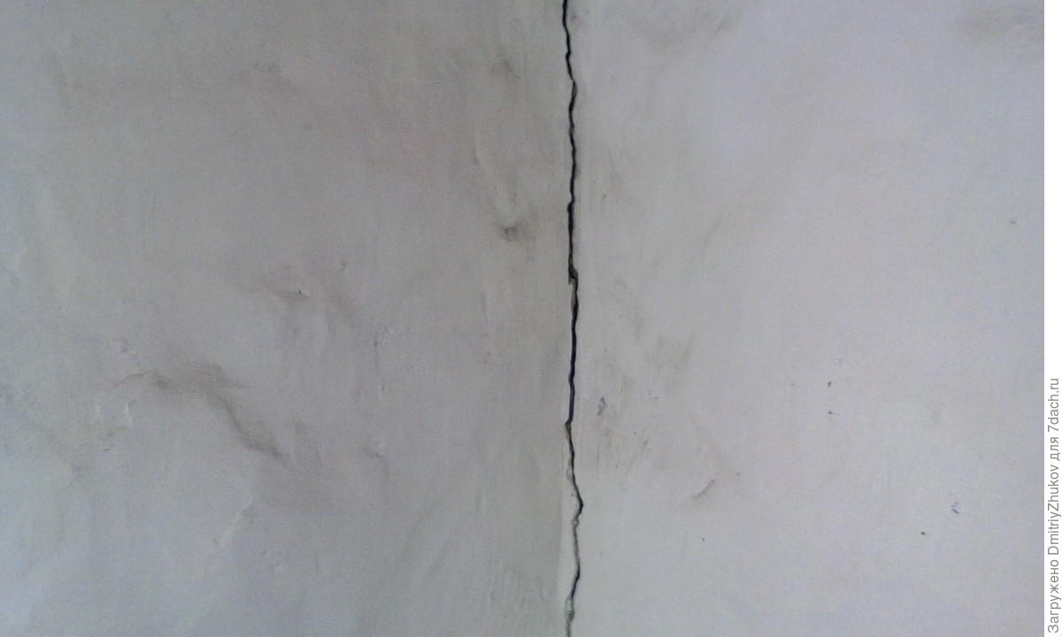 Внутренняя трещина. Вертикальные трещины в стенах. Трещина в здании. Трещины в перегородках. Трещина в углу стены.