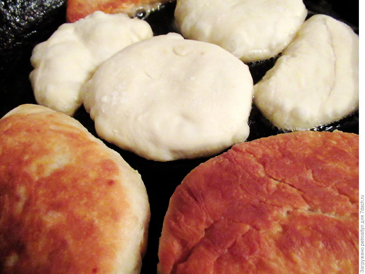 Пирожки на кефире, с морковью и солёными огурцами