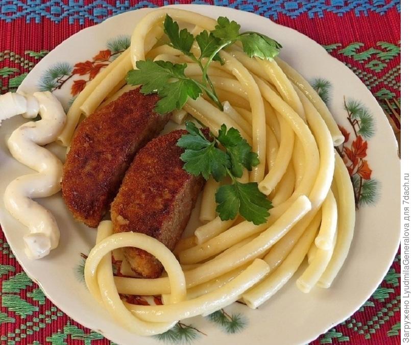 Котлеты из фарша лосятины рецепты. Купаты с макаронами. Макароны с котлетой и подливом. Блюдо макароны с купатами. Макароны с котлетами в духовке.