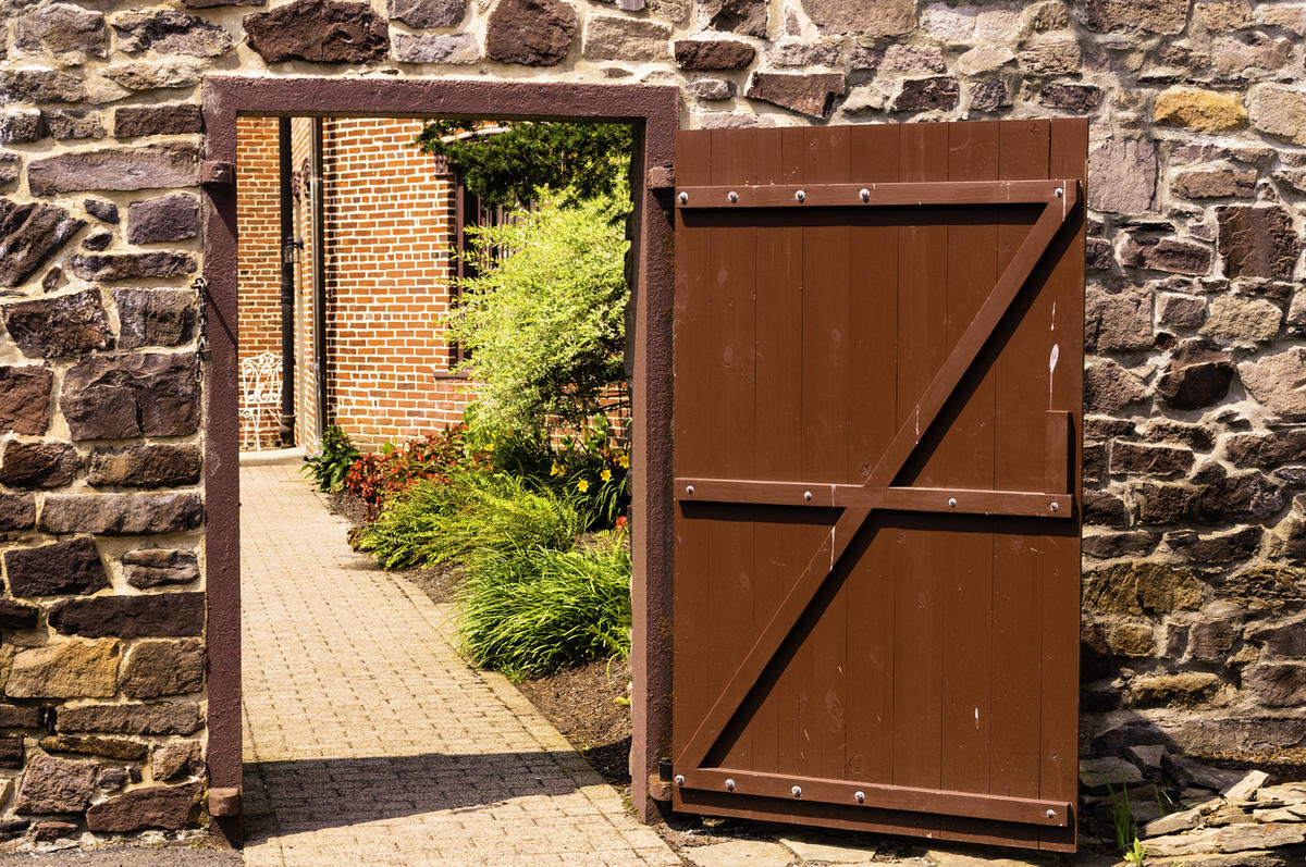 Заборы из камня и кирпича: материалы, варианты, стоимость