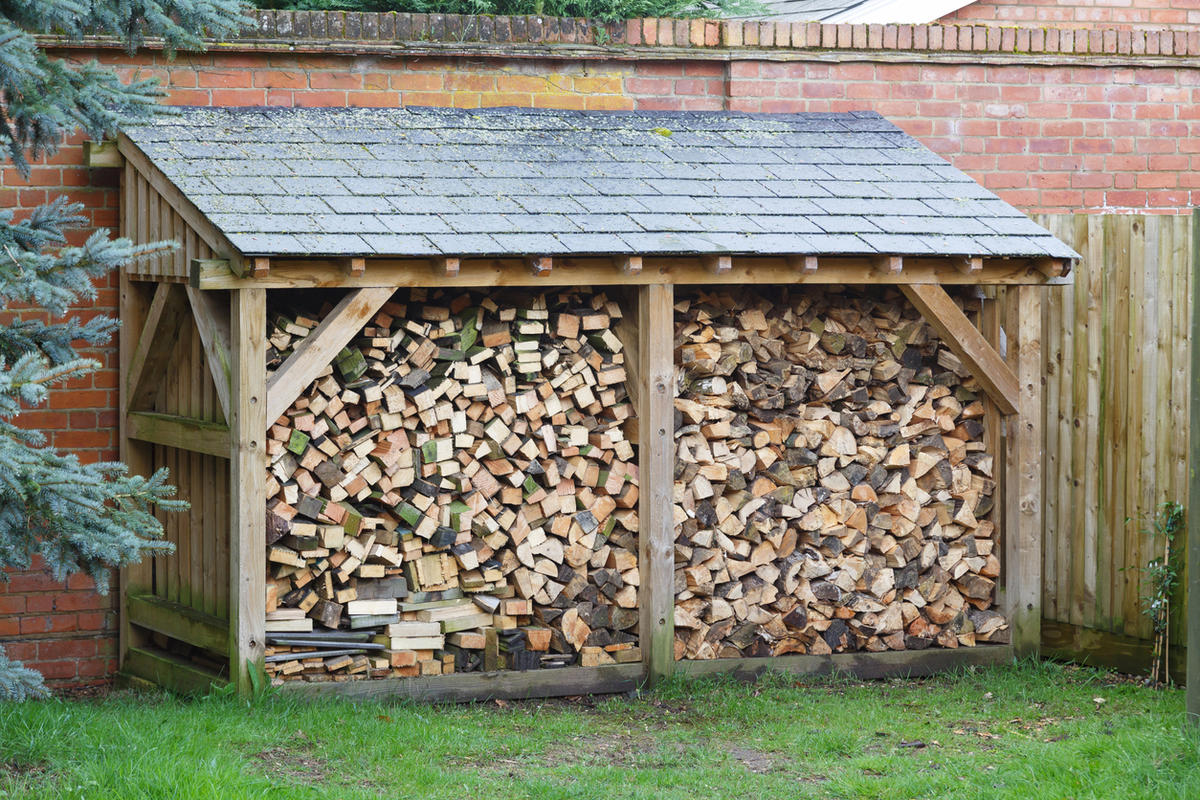 Где лучше всего хранить дрова на дачном участке