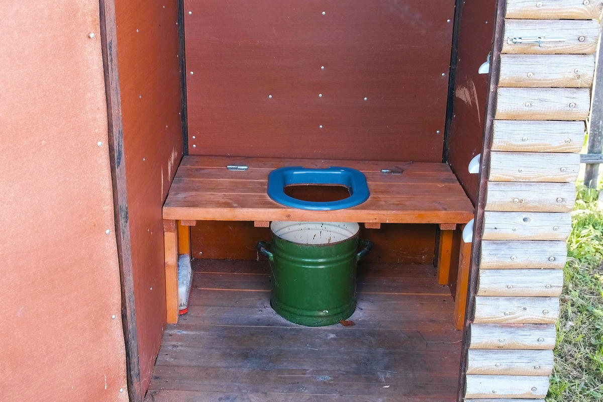 Ведро в деревне туалет