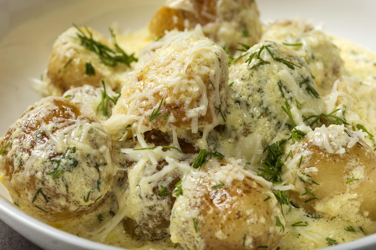 Молодая картошка, запечённая с творогом и сыром