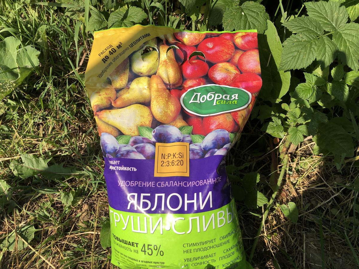 Подкормка яблонь в мае. Удобрение для яблони. Подкормка яблони удобрениями. Удобрение яблони Parh. Удобрение для яблони Парфит.
