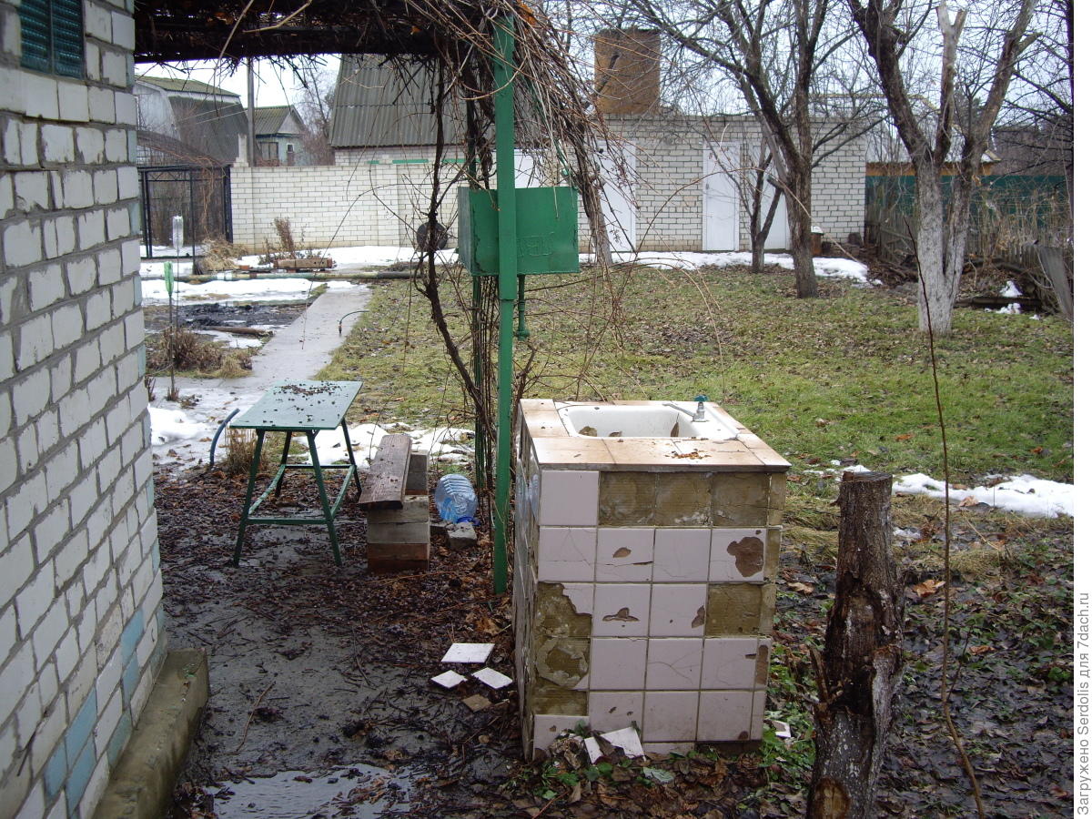 Стол с мойкой на веранде. Идея для дачи. Фото