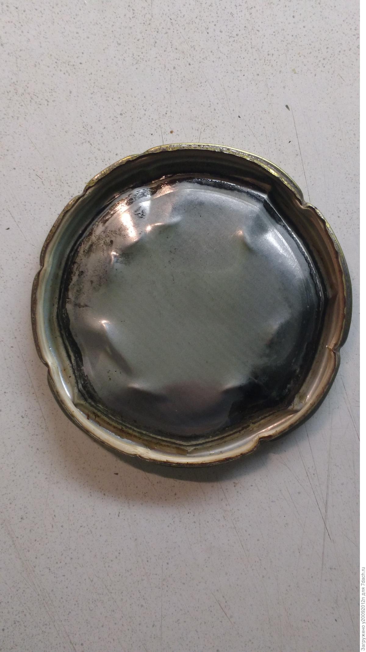 черная плесень на крышке консервов. черная плесень на крышке банки. заржавели крышки на банках. черный налет на крышке. крышки ржавые на банках.