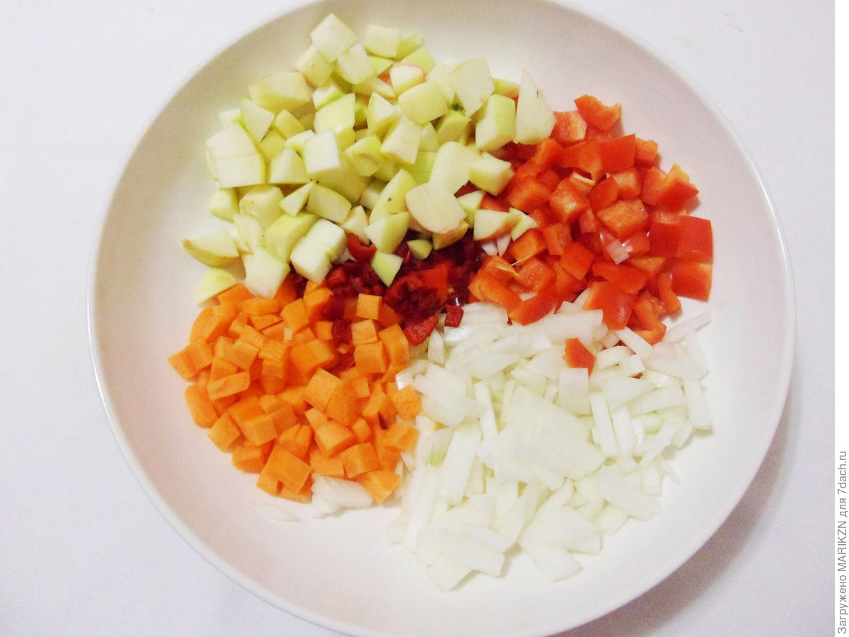 Салат «Татарская песня» из кабачков в остром маринаде