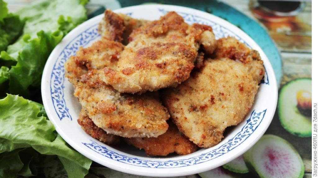 курица в сухарях. куриные бедра в сухарях. голень в панировке. крылышки в панировке. бедро куриное в панировочных сухарях на сковороде.