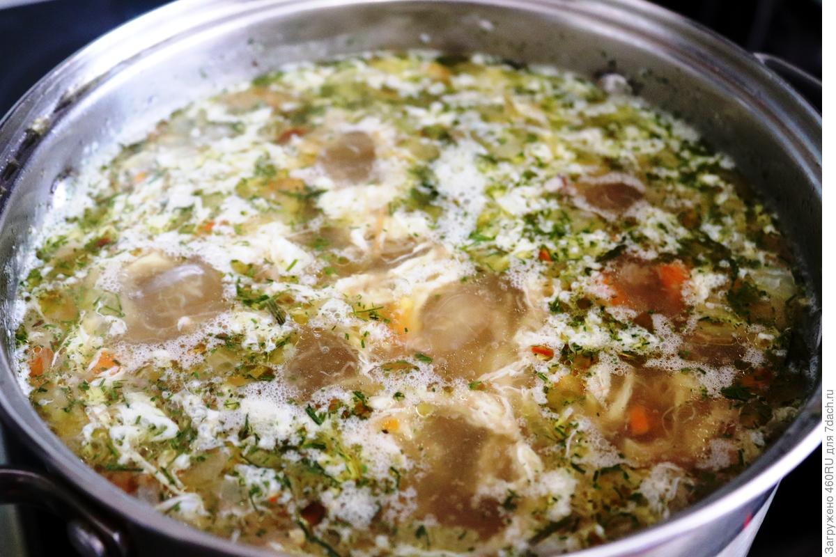 Хлебный суп с яйцом, сыром и луком