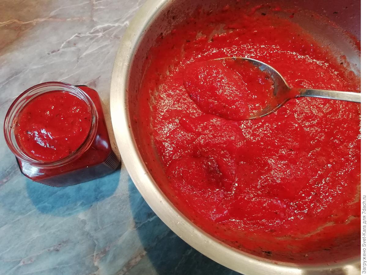 Остро-сладкий соус из перцев и яблок (на зиму)