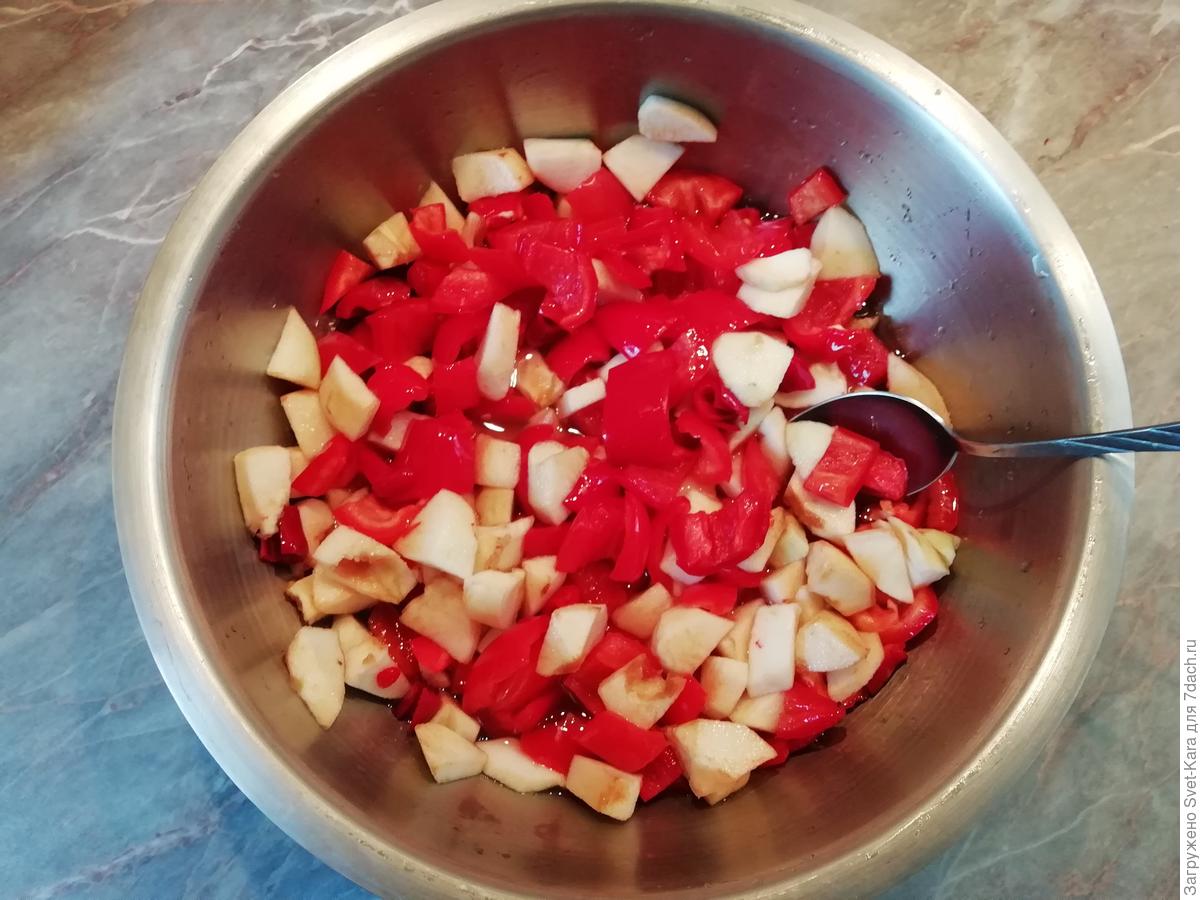 Остро-сладкий соус из перцев и яблок (на зиму)