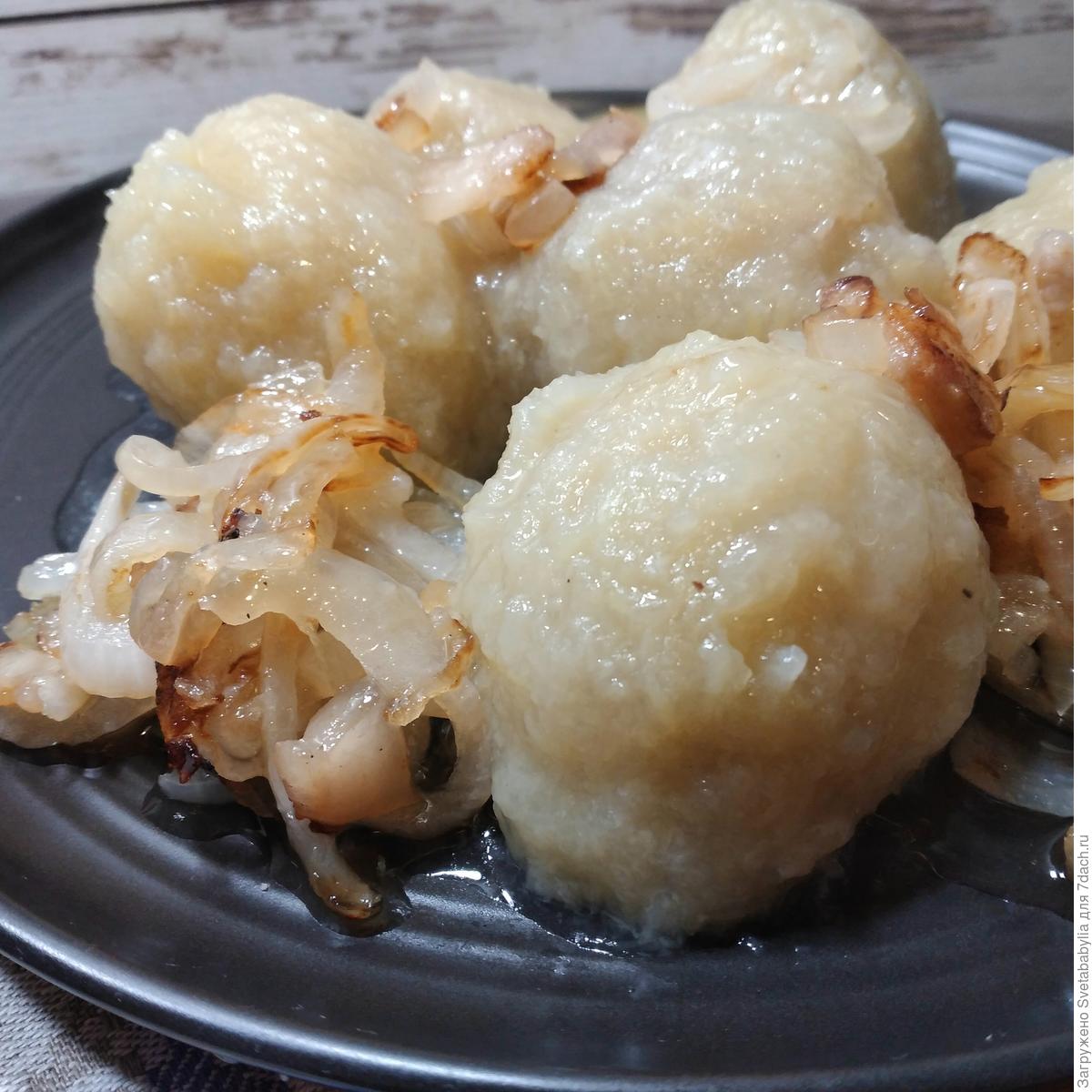 Клецки из отварного картофеля с сырной начинкой