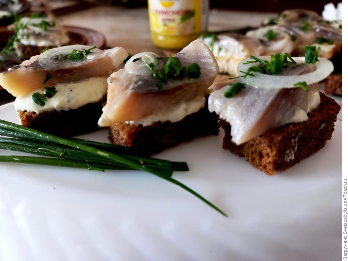 Бутерброды с сельдью и яйцом