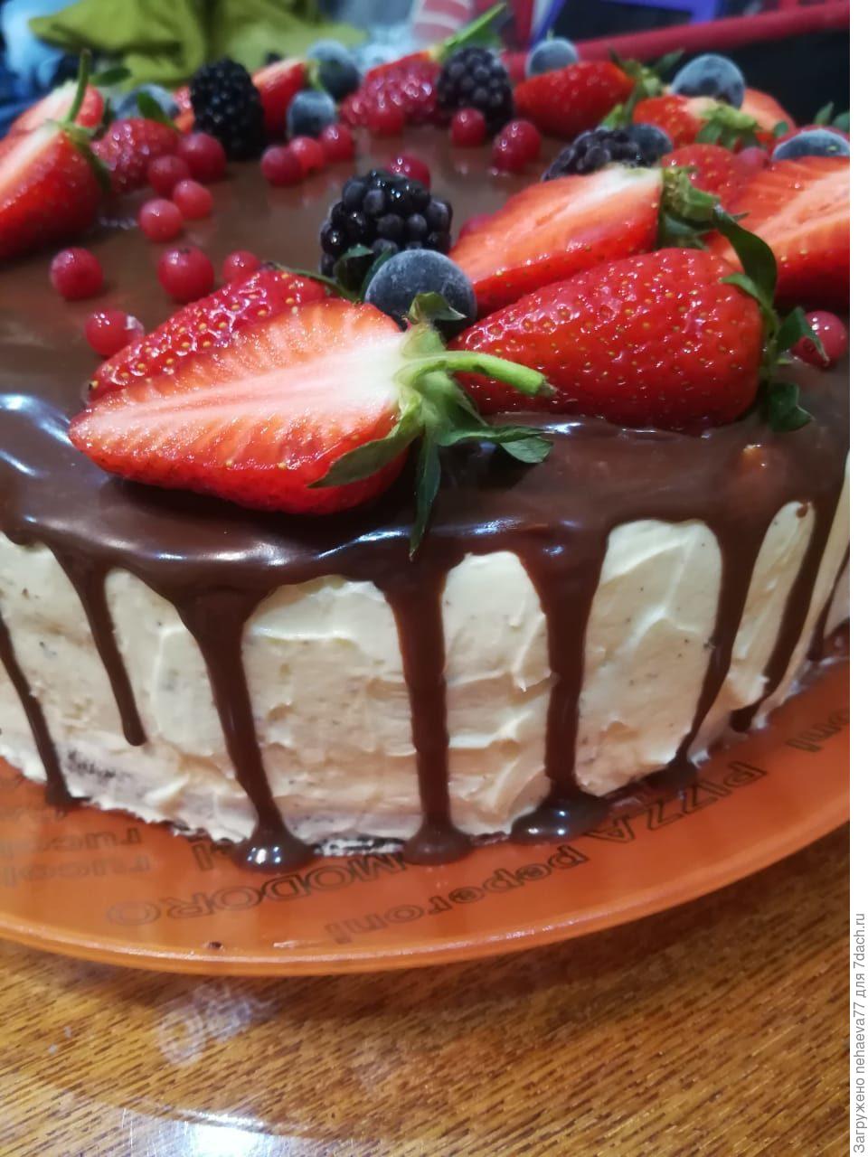 Шоколадный крем пломбир. Домашние торты. Вкусный торт. Торт бисквитный с творожным кремом и фруктами. Фруктовый торт.