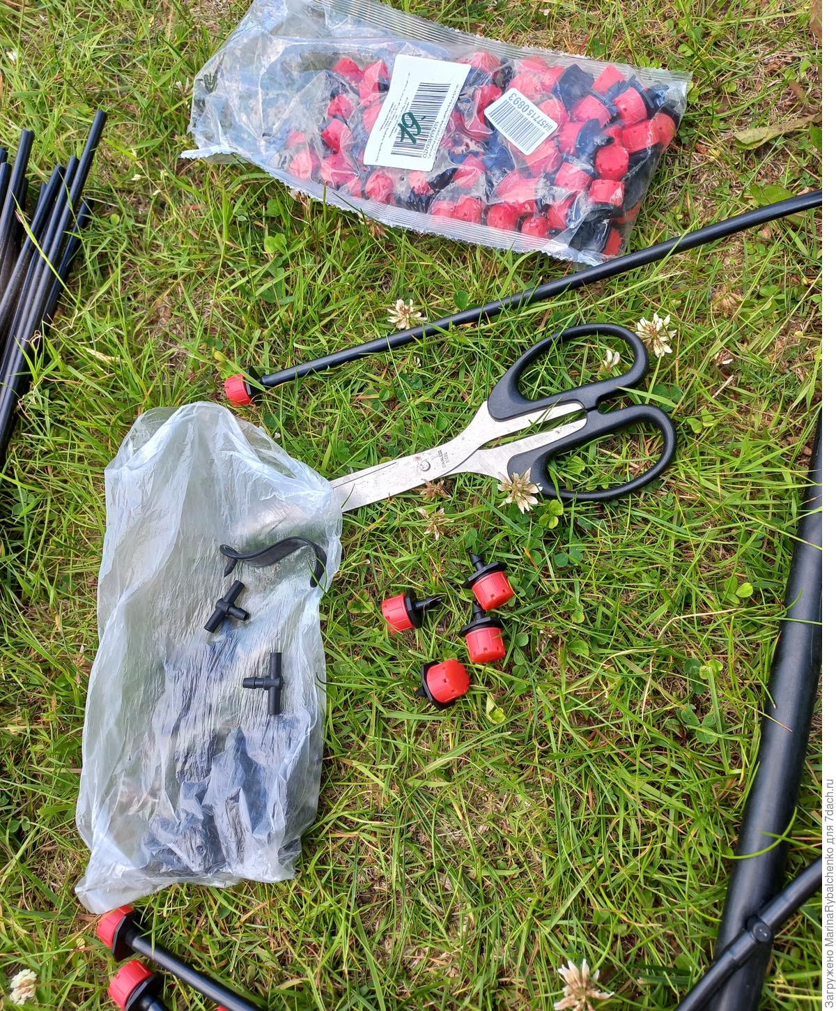 Сборка капельного полива с капельницами. Фото