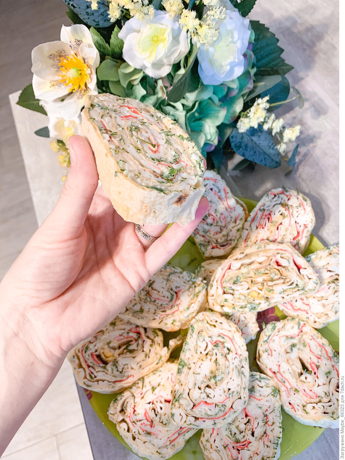 Рыбный рулет с крабовыми палочками