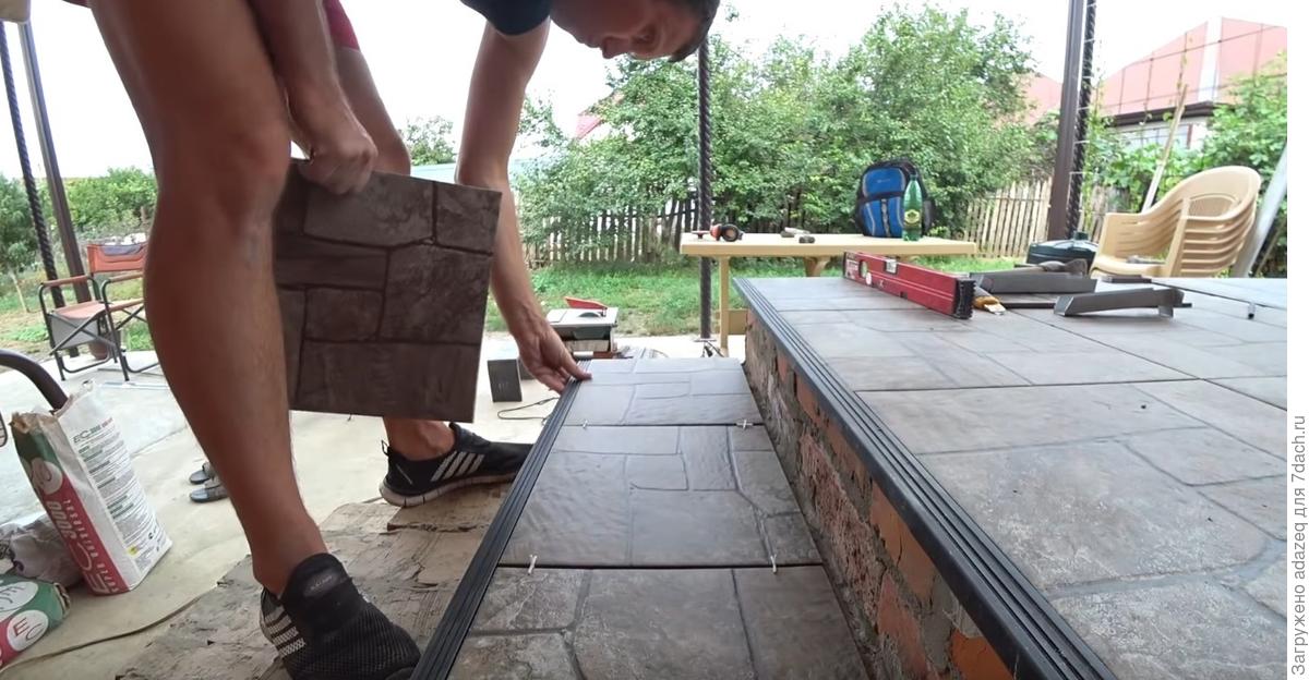 Укладка плитки на лестницу. Укладка плитки на крыльцо углы. Плитка на крыльцо и ступени нескользкая. Укладка плитки на крыльцо. Как положить плитку на ступеньки крыльца.