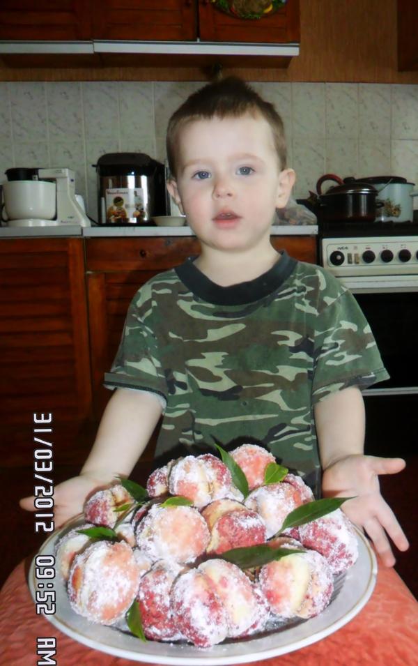 Мой сын Ромка с печеньками