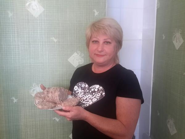 Достается и режется легко